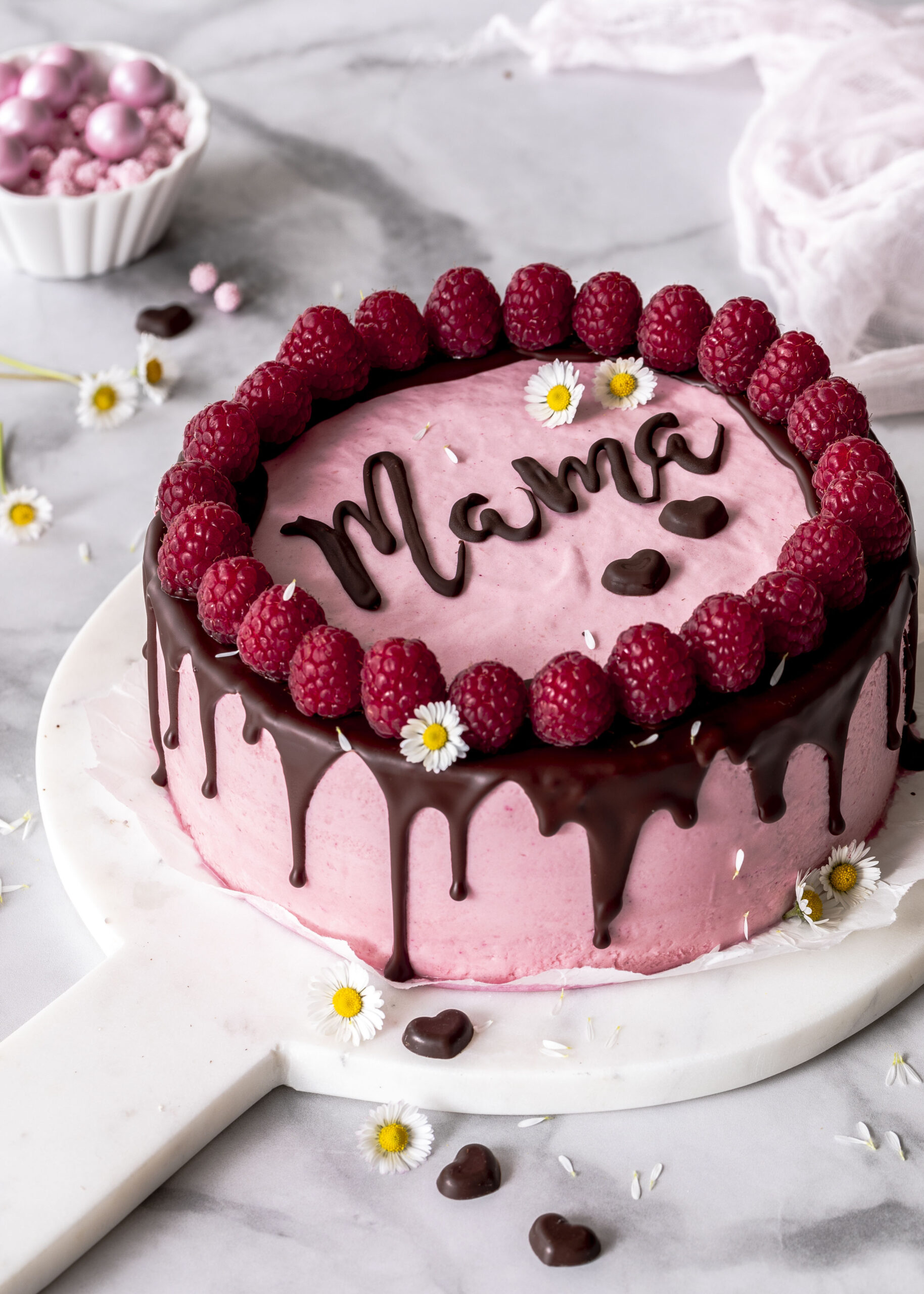 Himbeer-Mousse-Törtchen mit Schokolade und einem Schriftzug